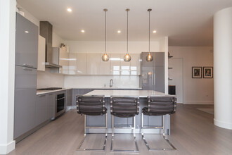 367 W Locust St in Chicago, IL - Building Photo - Building Photo