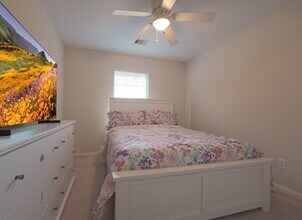 8050 Montague Manor Ln in Houston, TX - Building Photo - Building Photo