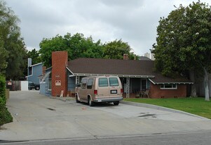 2425 Orange Ave in Costa Mesa, CA - Building Photo