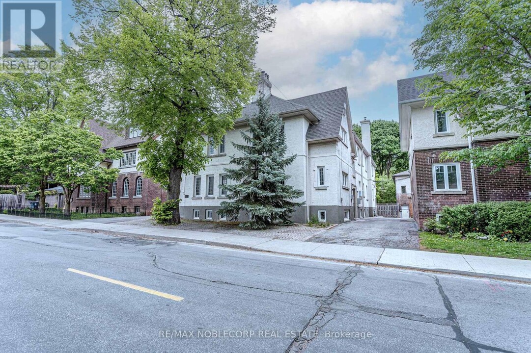 809 Duplex Ave in Toronto, ON - Building Photo