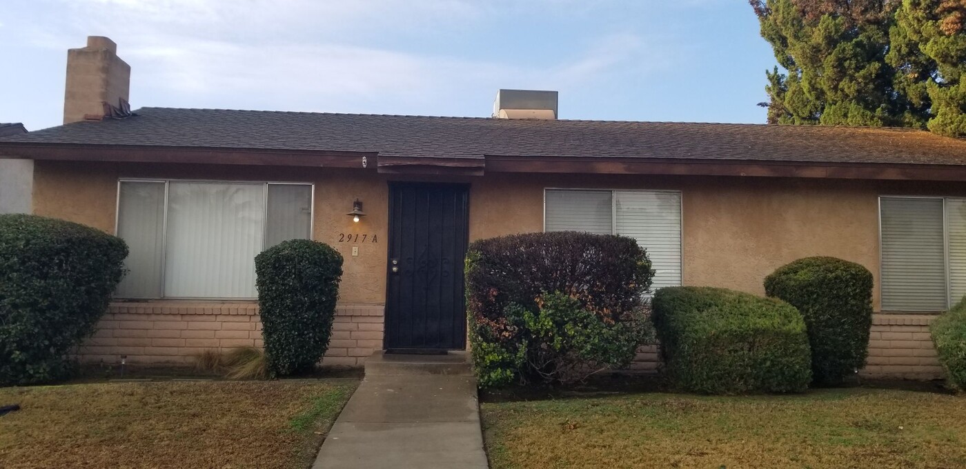 2917 N Half Moon Dr in Bakersfield, CA - Building Photo