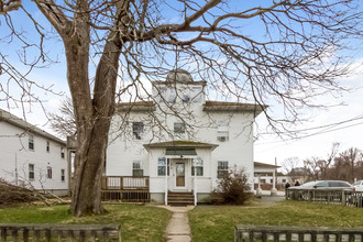 82 Pond St in West Warwick, RI - Foto de edificio - Other