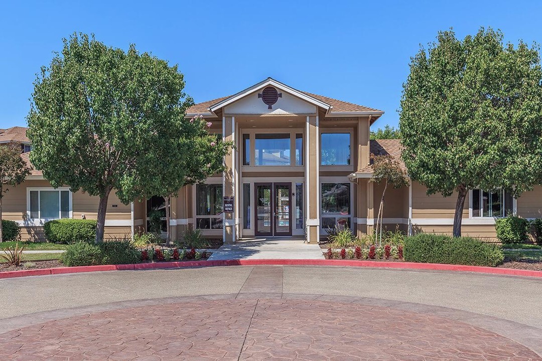 Chesapeake Bay Apartments in Tracy, CA - Building Photo