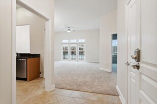 670 Town Center Dr in Newport News, VA - Building Photo