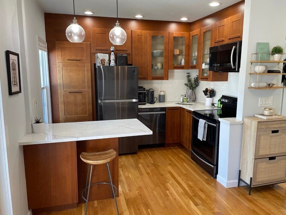 258 Everett St in Boston, MA - Building Photo