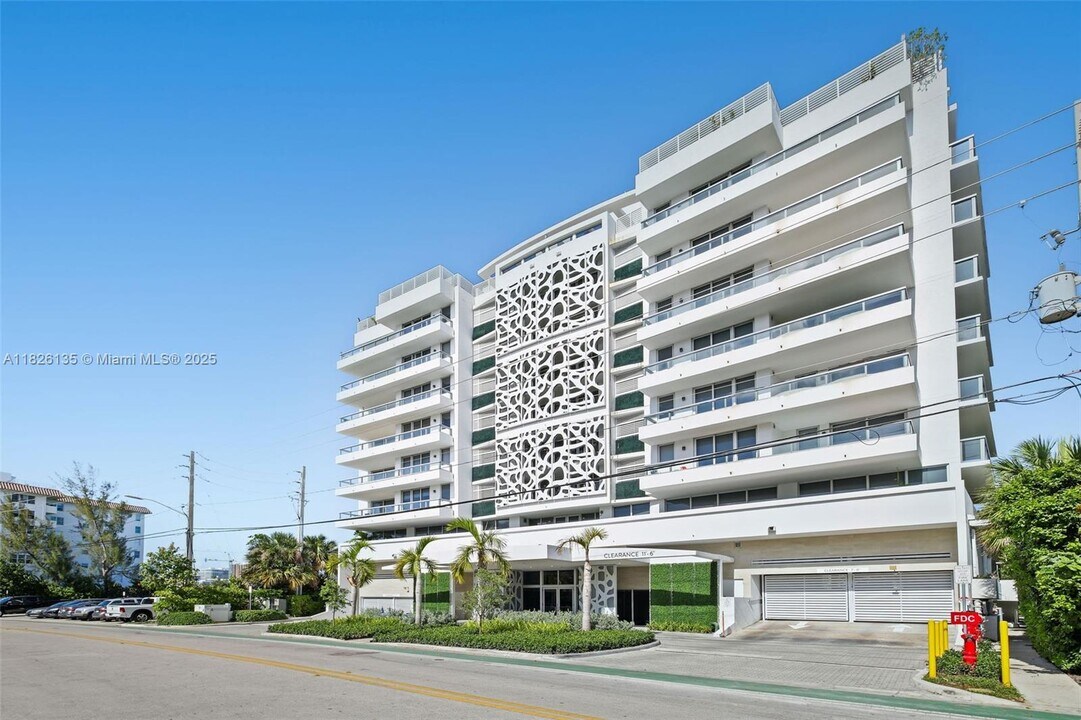 9261 E Bay Harbor Dr in Bay Harbor Islands, FL - Foto de edificio