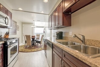 Four Seasons Apartments in Beachwood, OH - Foto de edificio - Building Photo