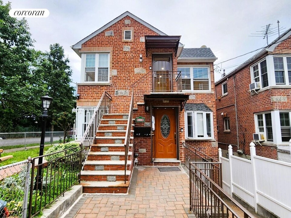 2805 St Theresa Ave in Bronx, NY - Building Photo