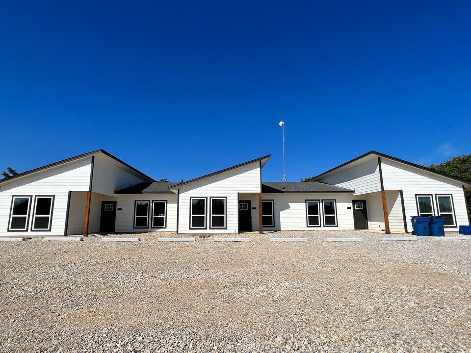 2232 J E Woody Rd in Springtown, TX - Foto de edificio