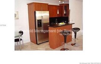 150 SW 10th St in Miami, FL - Building Photo