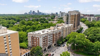 2277 Peachtree Rd NE in Atlanta, GA - Foto de edificio - Building Photo