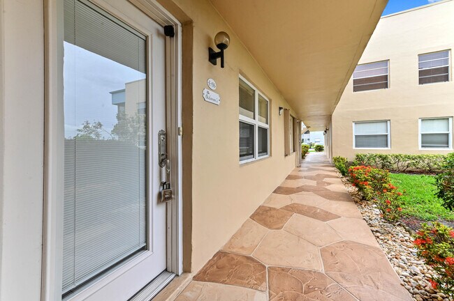 196 Burgundy E in Delray Beach, FL - Building Photo - Building Photo