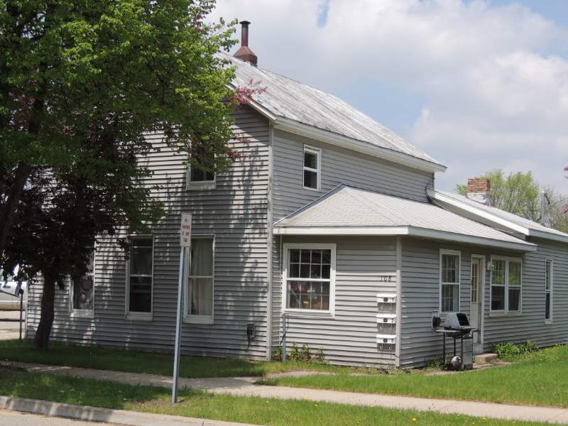 108 E Montcalm St in Greenville, MI - Building Photo