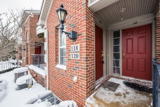 120 W Oakbrook Dr in Ann Arbor, MI - Building Photo - Building Photo