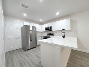 6250 W Flamingo Rd in Las Vegas, NV - Building Photo - Building Photo