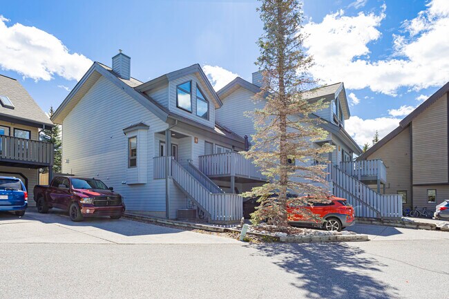 1000 Cougar Creek Dr in Canmore, AB - Building Photo - Building Photo