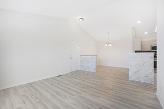 670 Mill Cir, Unit 305 in Wheeling, IL - Building Photo - Building Photo