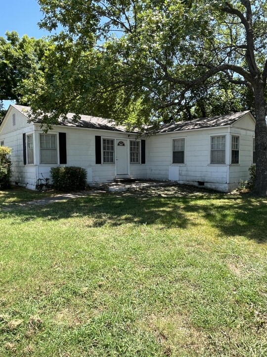 1000 S Stockton Ave in Ada, OK - Building Photo