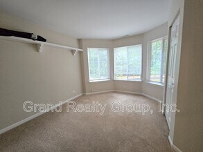 250 W Whispering Oaks Ln in Round Lake, IL - Building Photo - Building Photo