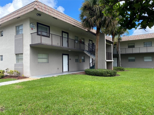 6800 Nova Dr in Davie, FL - Building Photo - Building Photo