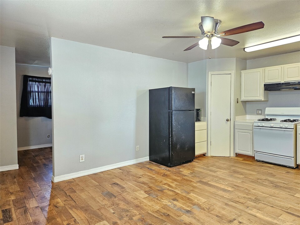 705 Harris Ave in Kemah, TX - Building Photo