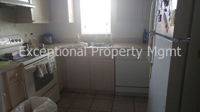 647 SE 13th Pl in Cape Coral, FL - Foto de edificio - Building Photo