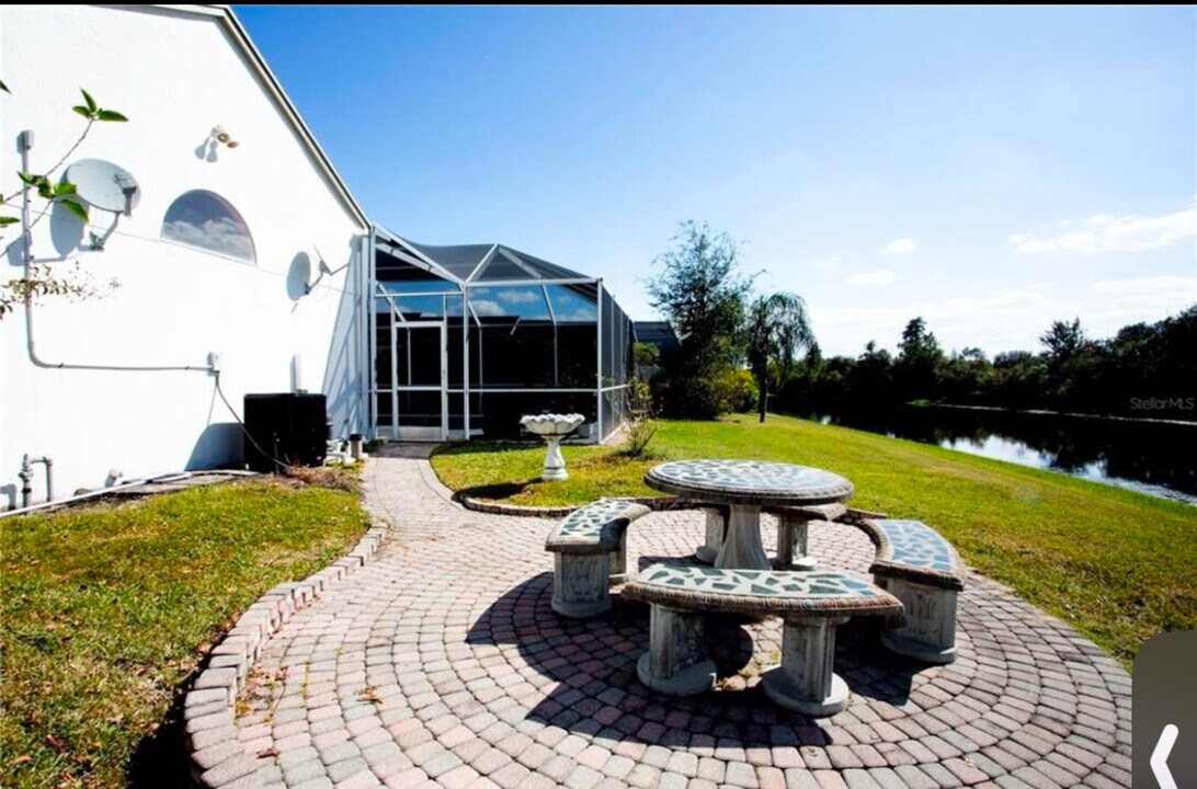 18118 Sweet Jasmine Dr in Tampa, FL - Foto de edificio