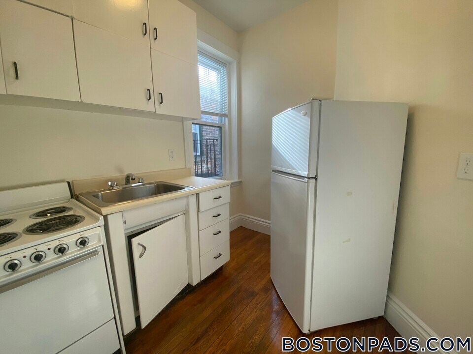 29 Park Dr in Boston, MA - Building Photo