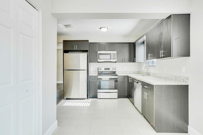 7421 Normandy St in Miramar, FL - Foto de edificio - Building Photo