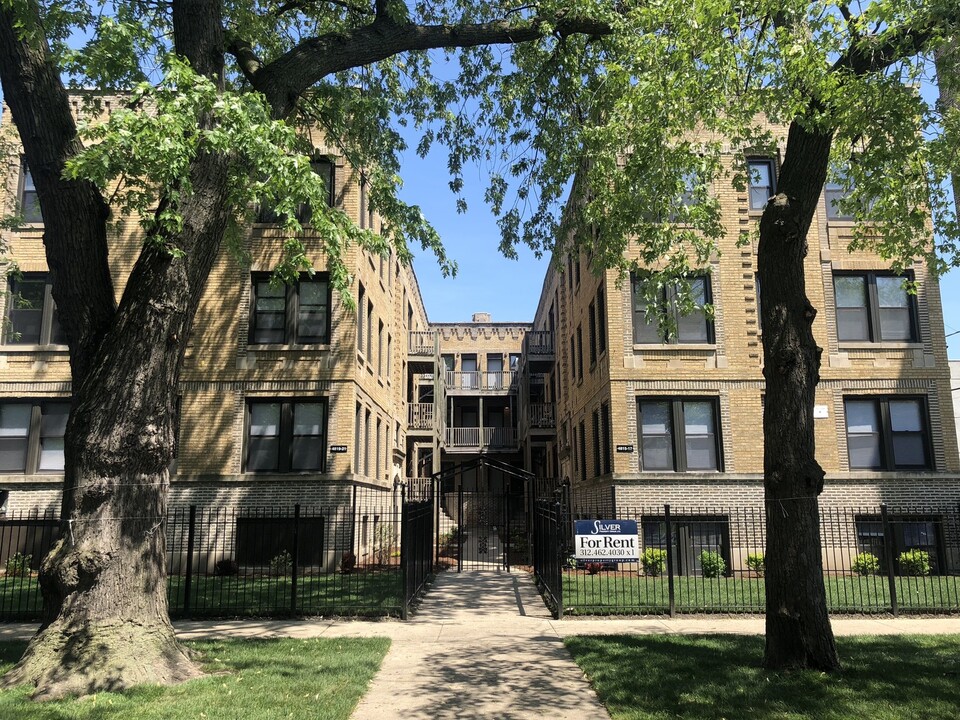 4927 N Kedzie Ave, Unit 1E in Chicago, IL - Foto de edificio