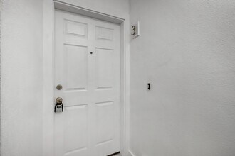 1220 Balfour Dr, Unit 3 in Anchorage, AK - Building Photo - Building Photo