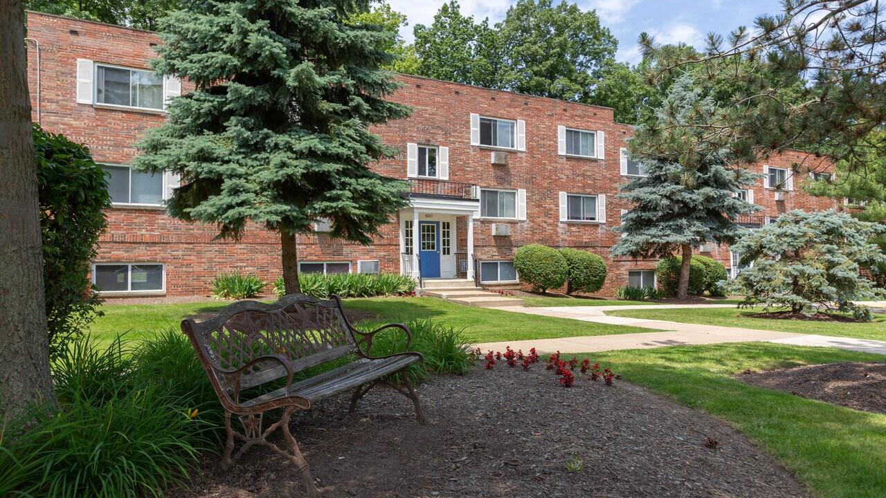 Kensington Club Apartments in Rocky River, OH - Building Photo