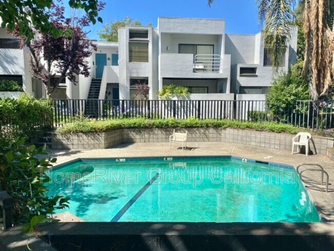 6220 Gloria Dr in Sacramento, CA - Building Photo - Building Photo