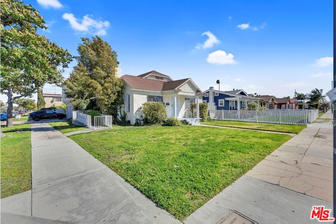 2200 W 43rd St in Los Angeles, CA - Building Photo