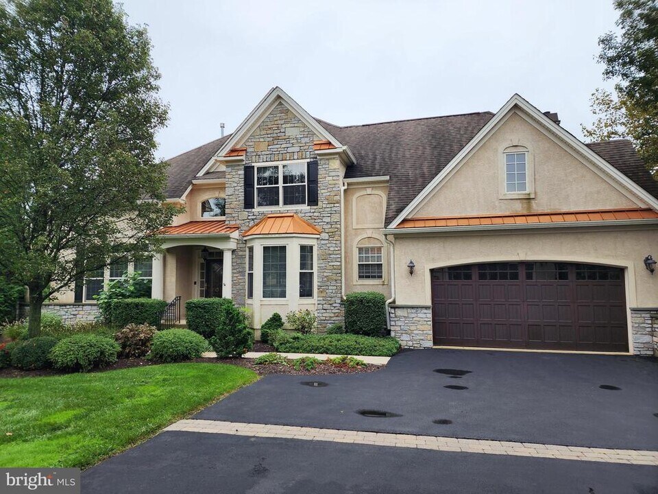 1363 Harpers Ln in Huntingdon Valley, PA - Building Photo