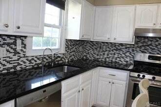 77 Canal St in Iselin, NJ - Building Photo - Building Photo