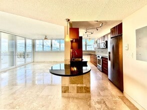 6422 Collins Ave in Miami Beach, FL - Building Photo - Building Photo