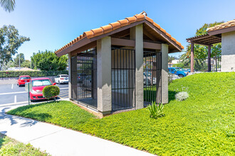 Bree Manor in El Cajon, CA - Foto de edificio - Building Photo