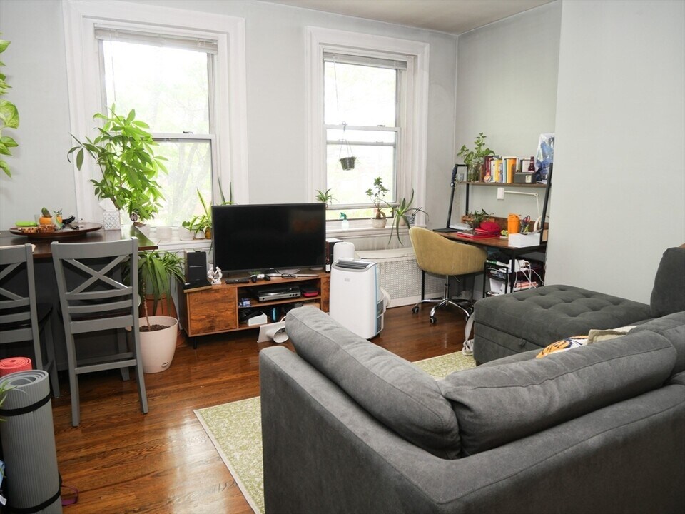 45 Carlton St in Brookline, MA - Building Photo
