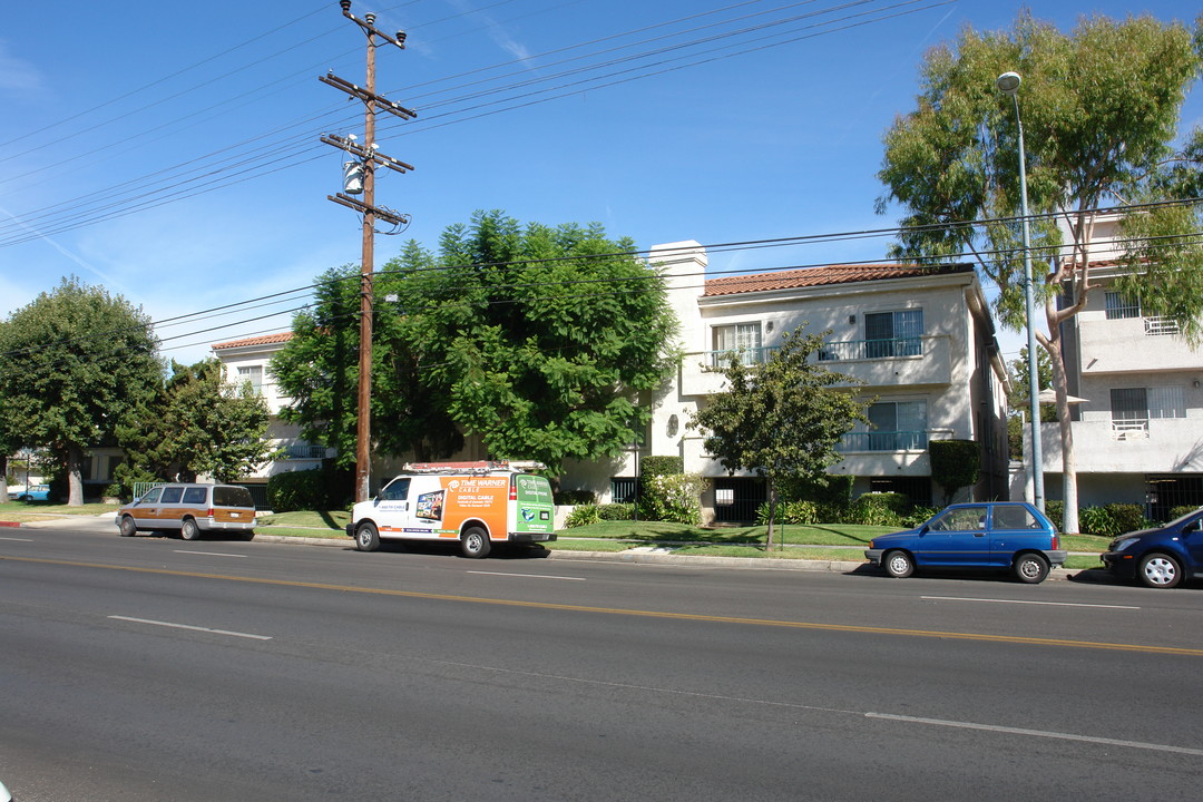 14749 Magnolia Blvd in Van Nuys, CA - Building Photo