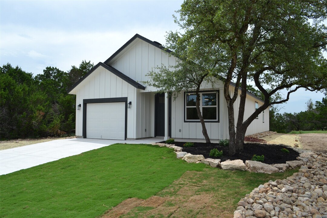729 Canyon Bend in Canyon Lake, TX - Building Photo