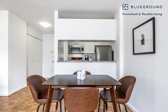 400 Chambers St in New York, NY - Building Photo - Building Photo
