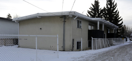 816 67th Ave SW in Calgary, AB - Building Photo - Building Photo