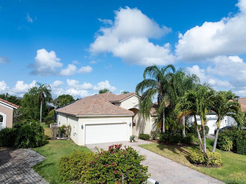 2096 NW Marsh Rabbit Ln in Jensen Beach, FL - Building Photo