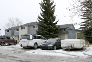 62 Templemont Rd NE in Calgary, AB - Building Photo - Building Photo