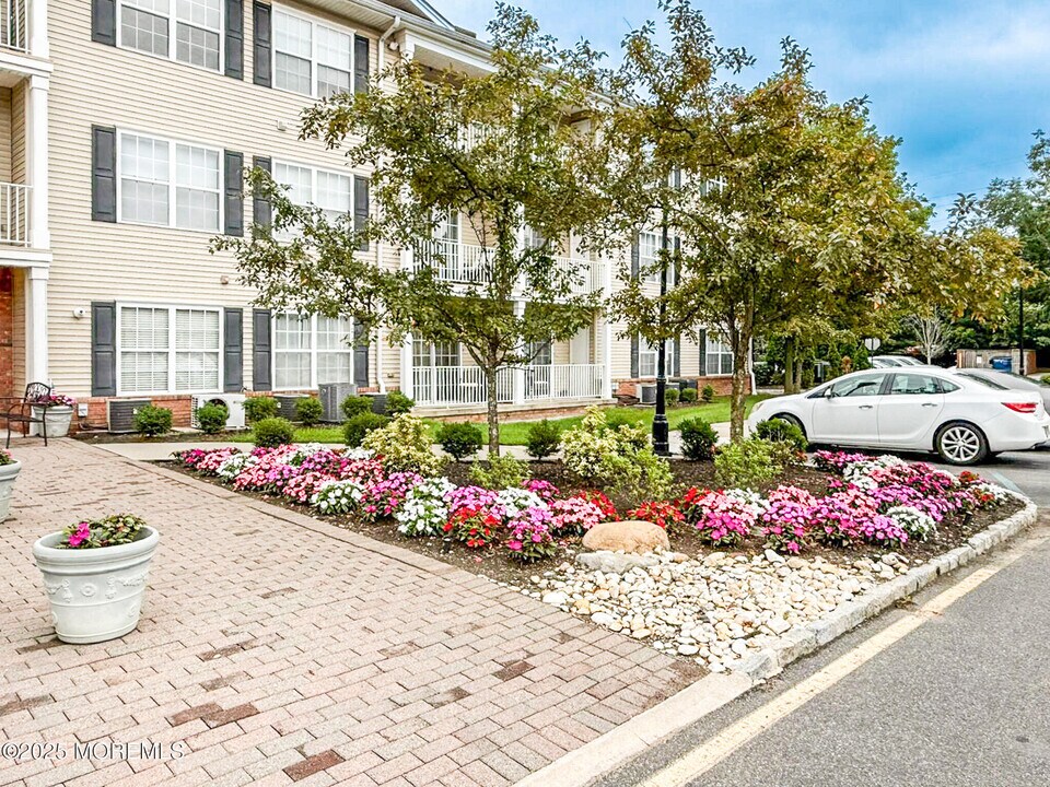 61 Liddle Ave in Edison, NJ - Building Photo