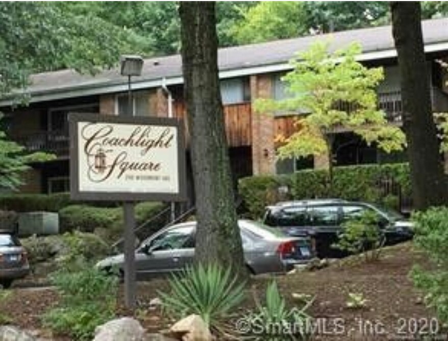 200 Woodmont Ave, Unit 97 in Bridgeport, CT - Building Photo