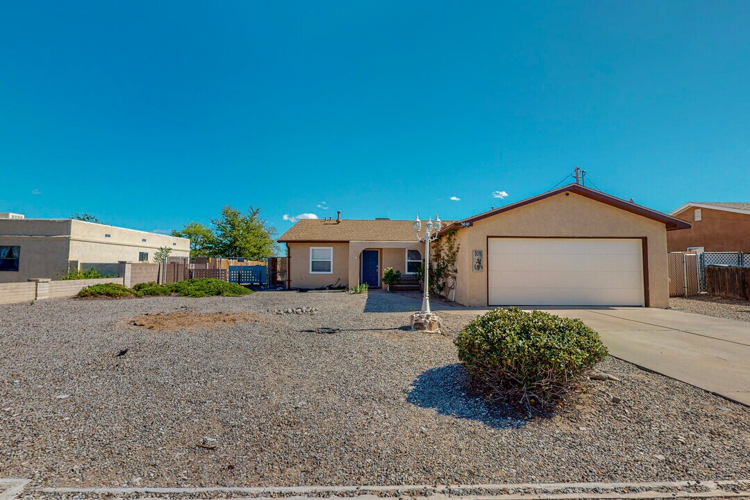 3010 May Cir SE in Rio Rancho, NM - Building Photo
