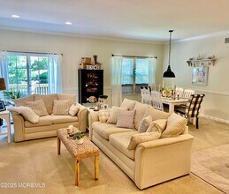 8 Bay Breeze Court in Stafford Township, NJ - Foto de edificio - Building Photo