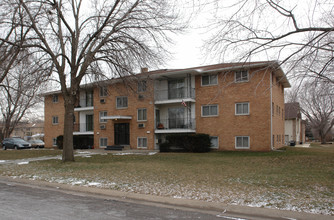 75th Ave. Apartments in Fridley, MN - Foto de edificio - Building Photo